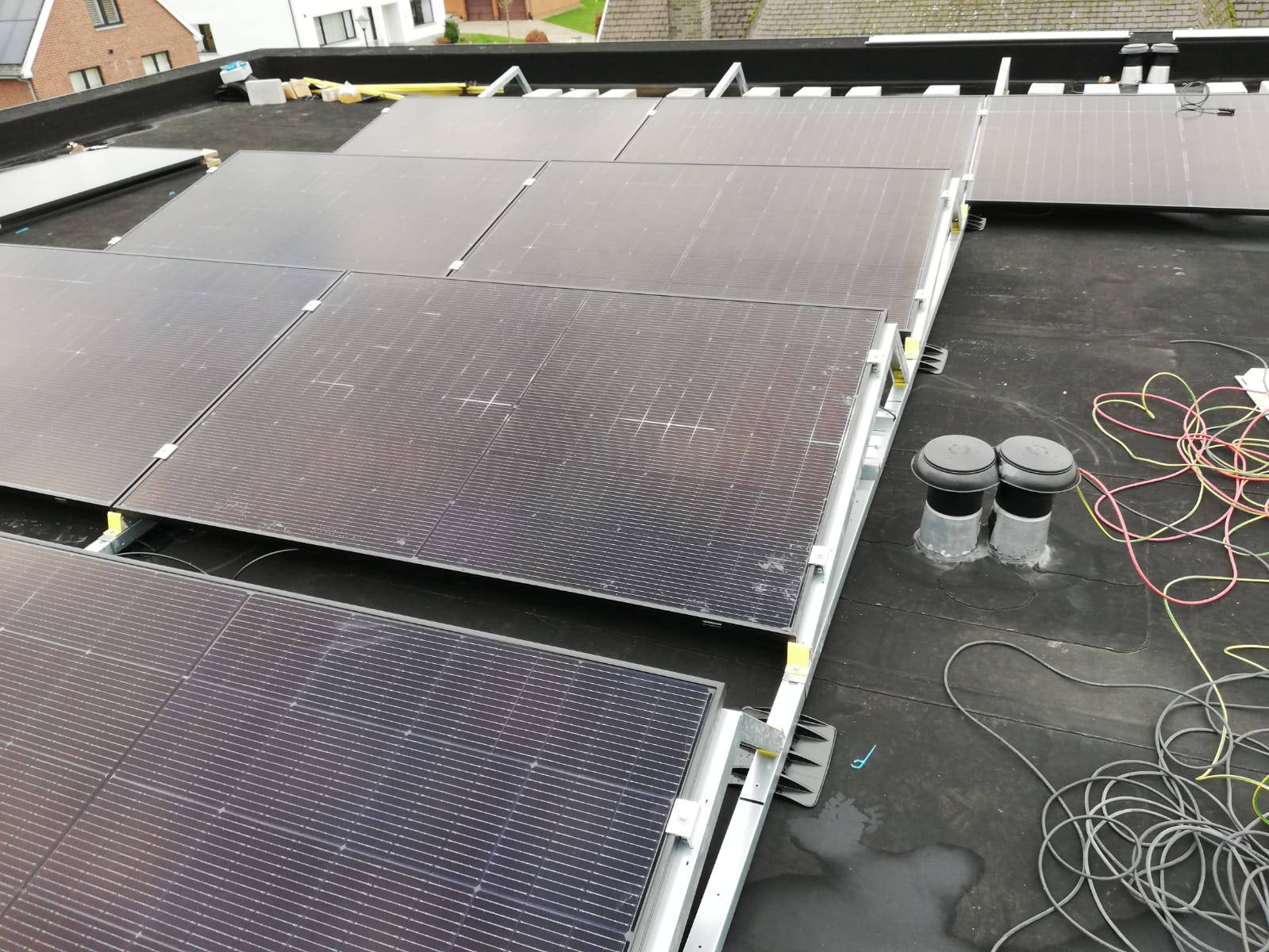 Pose des panneaux toiture plate